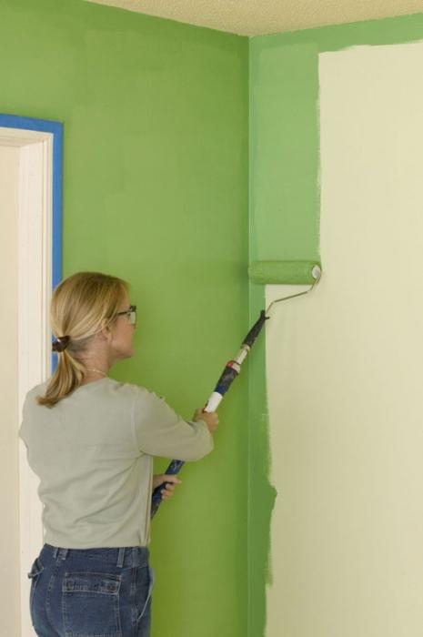 Hogyan lehet festeni a falakat vízalapú festékkel?