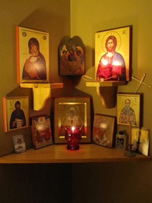 Polc az ikonok számára: egy keresztény ház szent sarkában