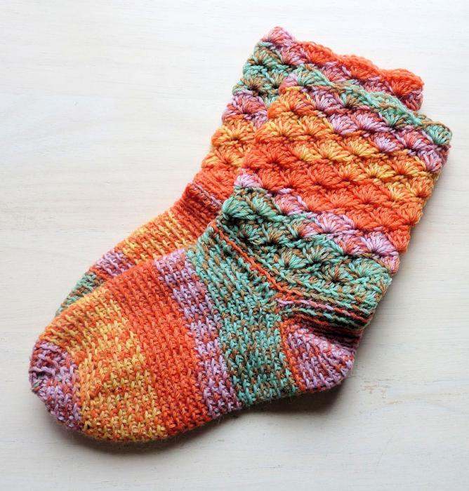 Beszéljünk arról, hogyan lehet horgolni egy zoknit a többszínű motívumból