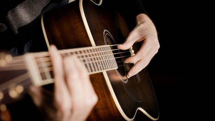 Harc a gitár kezdőknek: nehéz tanítani - könnyű elvégezni