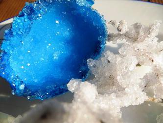 Hogyan lehet kristályokat kinyerni a sóból és más anyagokból?